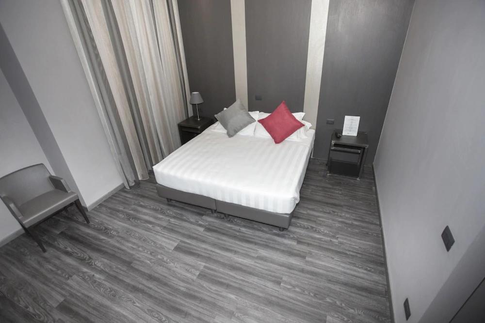 V99 Hotel Roma Esterno foto