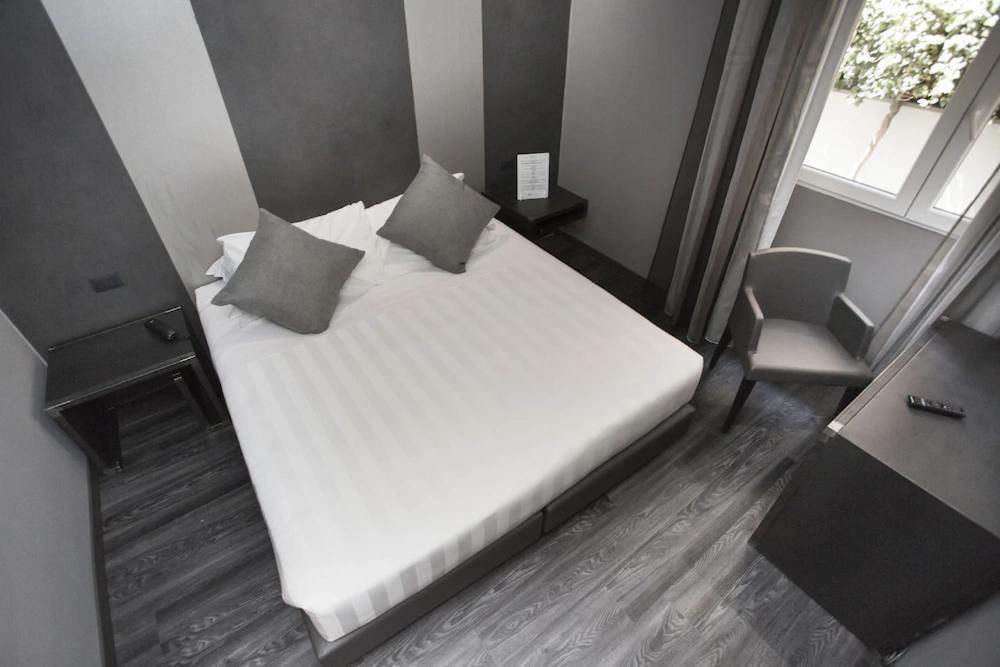 V99 Hotel Roma Esterno foto